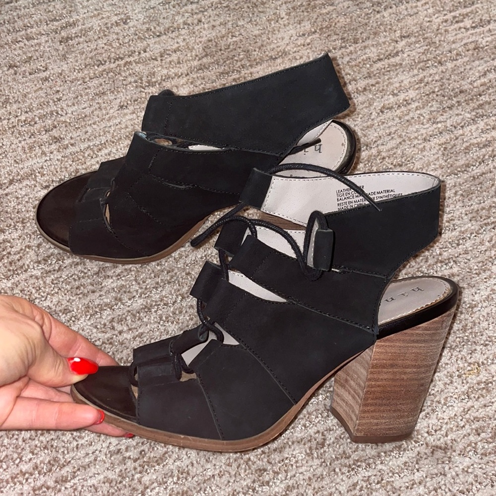 Hinge Chunky Black Heals - size 8